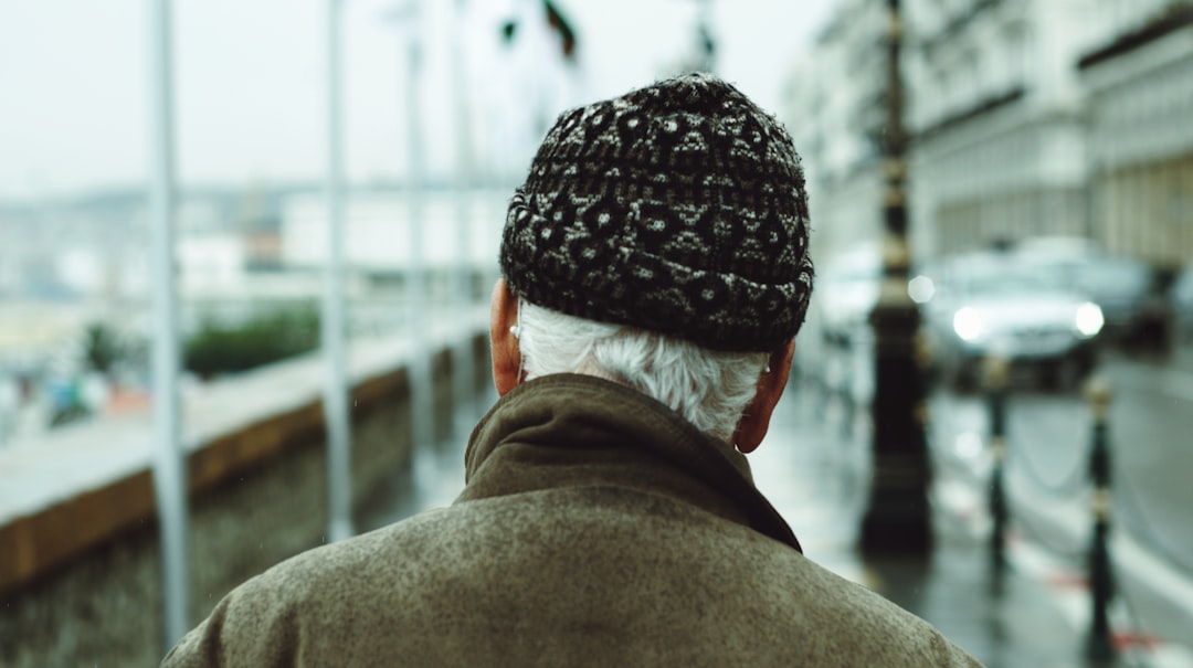 elderly person memory loss early dementia signs