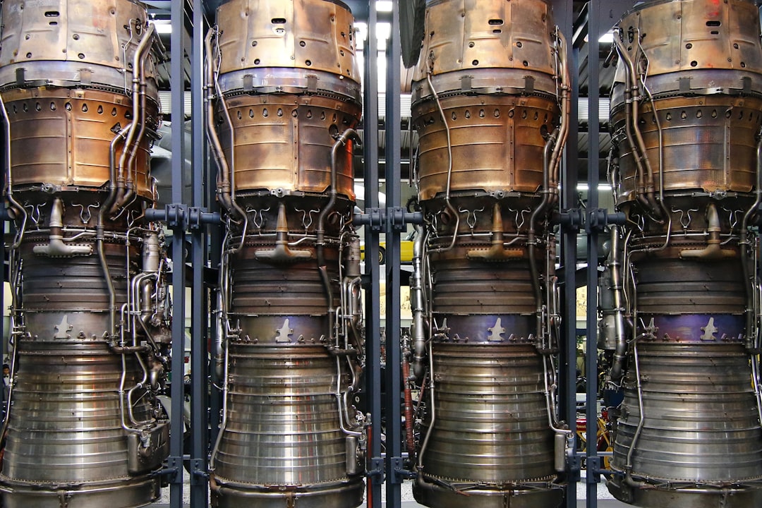 small modular reactor SMR vs large nuclear power plant comparison illustration